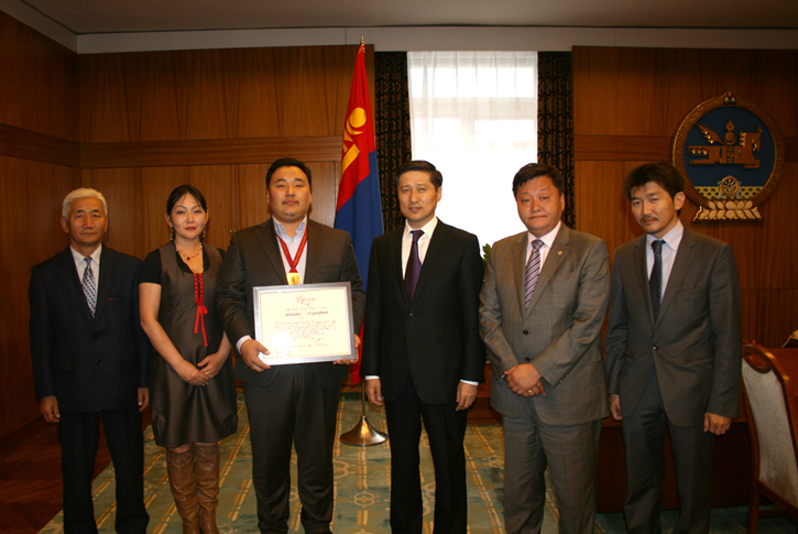 Э.Амартүвшинг 52 сая төгрөгөөр шагналаа Э.Амартүвшинг 52 сая төгрөгөөр шагналаа