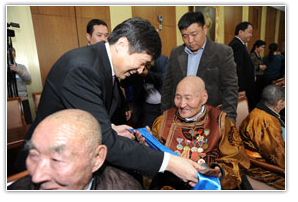 АХМАД ДАЙЧИД БАЙРНЫХАА ТҮЛХҮҮРИЙГ ГАРДЛАА 