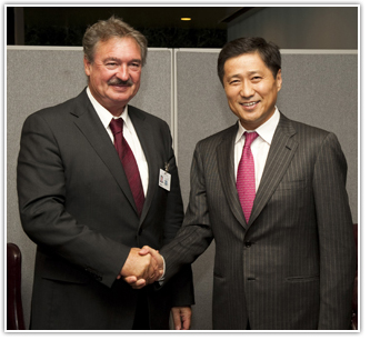 “Санаачилгатай глобал удирдлага” уулзалтад үндсэн илтгэл тавилаа 