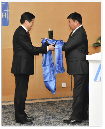 Бар жилийн есөн алдартныг Ерөнхий сайд С.Батболд илт давуугаар магнайллаа 