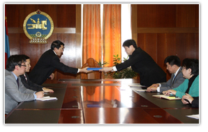 Төсвийн тухай хуулийн төслийг өргөн барив Төсвийн тухай хуулийн төслийг өргөн барив