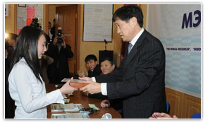 Ерөнхий сайд сайхан бичигтэнд шагнал гардуулав