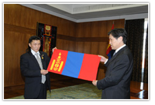 Боксчин Ч.Цэвээнпүрэвт төрийн далбаа гардуулж амжилт хүсэв