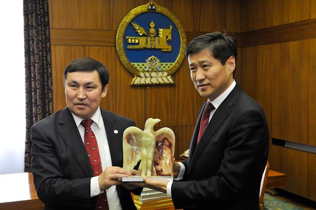 Наурызийн баярыг тохиолдуулан казах түмний төлөөллийг хүлээн авч баярын мэнд хүргэлээ