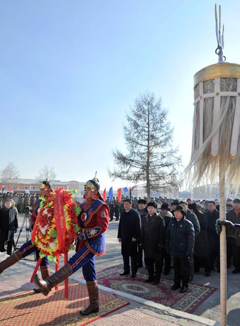 Батлан Хамгаалахын Их Сургуульд байрлах хөшөөнд хүндэтгэл үзүүллээ