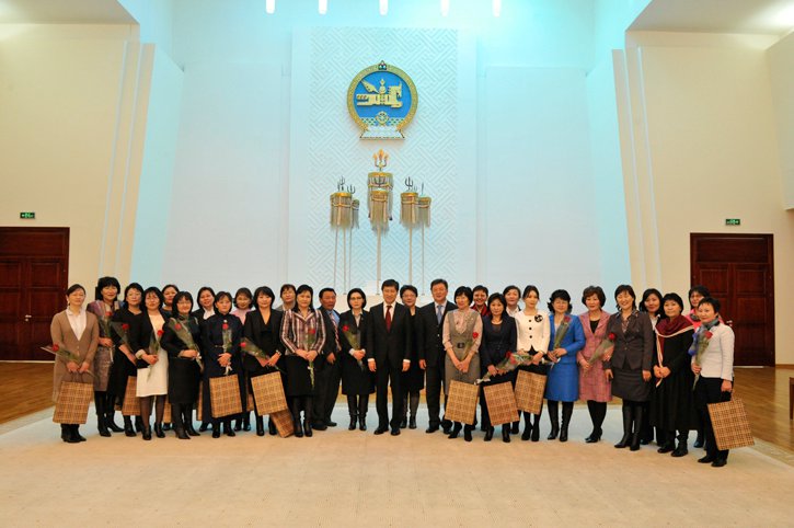 Олон улсын эмэгтэйчүүдийн эрхийг хамгаалах өдрийг тохиолдуулан төрийн өндөр албан тушаал хашиж буй эмэгтэйчүүдээ хүлээн авч хүндэтгэл үзүүллээ