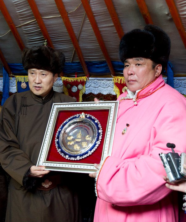 Өвөрхангай аймгийн Бүрд сумын малчин С.Сандагдоржид Сайн малчны шагналыг гардууллаа