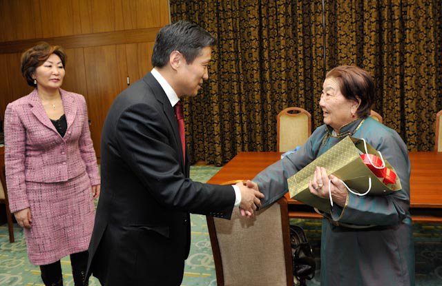 Төр нийгмийн зүтгэлтэн Ж.Батмөнх агсаны гэргий Дариймааг өөрийнх нь хүсэлтээр хүлээн авч уулзлаа