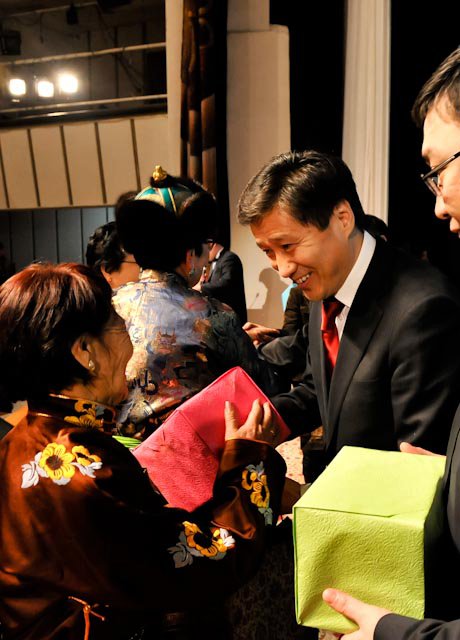 Сар шинийн баярыг тохиолдуулан өөрийн сонгогдсон Сүхбаатар дүүргийн ахмадуудыг хүлээн авч уулзан санал, сэтгэгдэлийг нь сонсож өөрийн ажлаа танилцууллаа